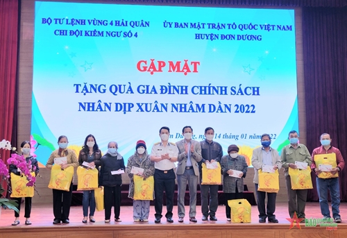 Vùng 4 Hải quân và Chi đội Kiểm ngư số 4 thăm, tặng quà Tết gia đình chính sách tại Lâm Đồng